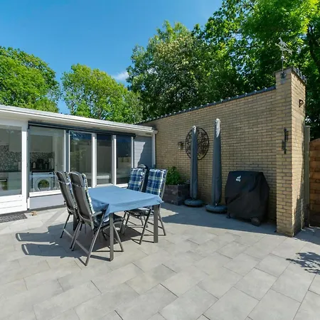 Дом отдыха Stunning With Patio Sint Maartensvlotbrug